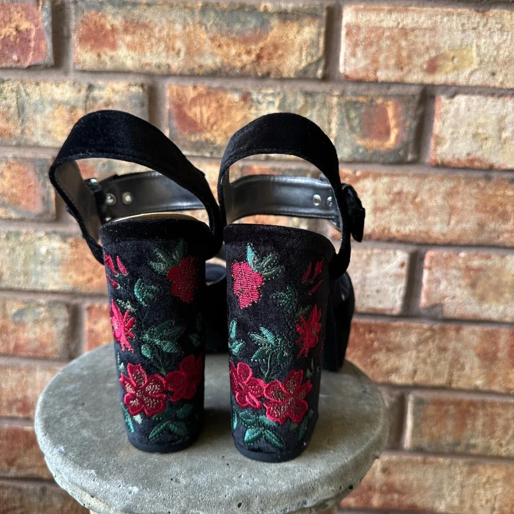 Libby Edelman Marcy Black Velvet Floral Embroidery Platform Block Heel Sandals 7